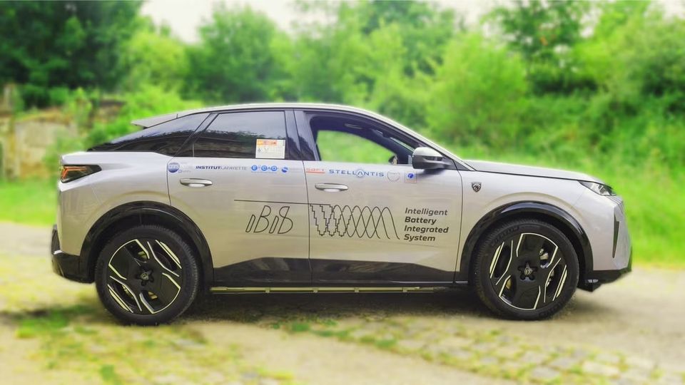 Peugeot e-3008 con batteria IBIS