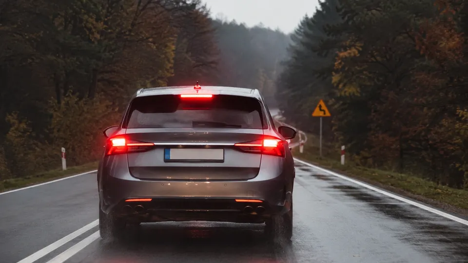 Emergency Stop Signal - Obbligatorio lapeggio luci Stop dal 7 luglio 2026 Infineon inaugura la maxi fabbrica di chip da 5 miliardi che accelera la corsa di auto elettriche e intelligenza artificiale