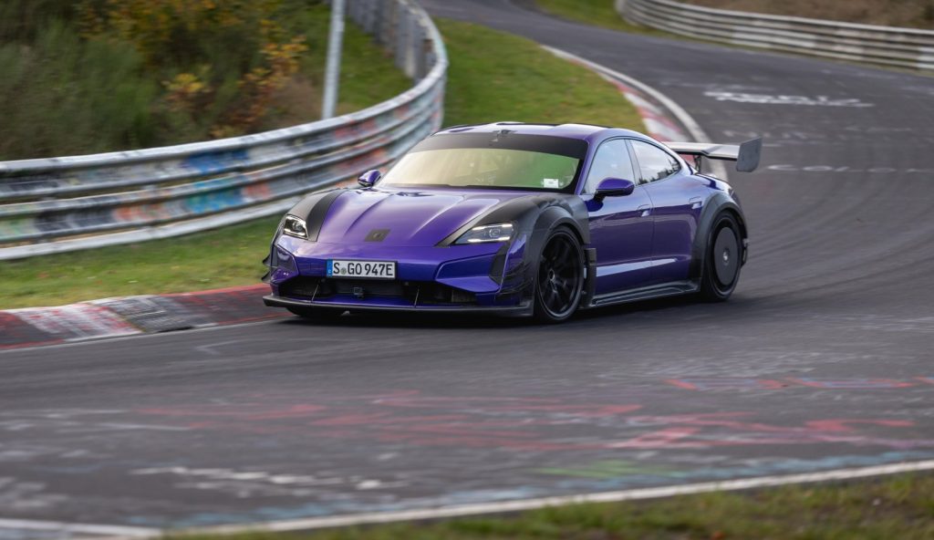 Porsche Taycan turbo gt con il kit manthey in pista | Elettronauti.it