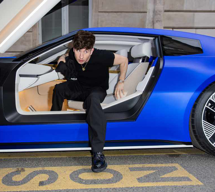 Da virtuale a reale, Jaguar Type 00 alla Settimana della Moda a Parigi | Elettronauti.it