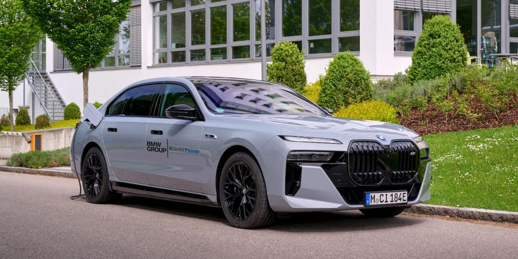 BMW testa le prime auto elettriche con batterie allo stato solido: autonomia più alta e costi ridotti | Elettronauti.it