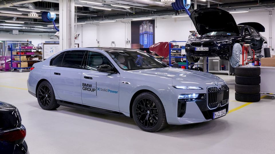 BMW testa le prime auto elettriche con batterie allo stato solido: autonomia più alta e costi ridotti