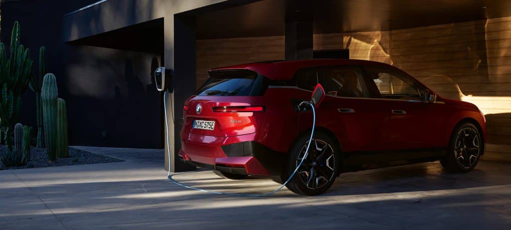 BMW iX Rossa In Ricarica plug and charge | Elettronauti.it