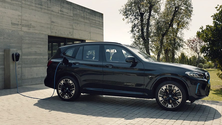 BMW iX3 Blu In Ricarica | Elettronauti.it