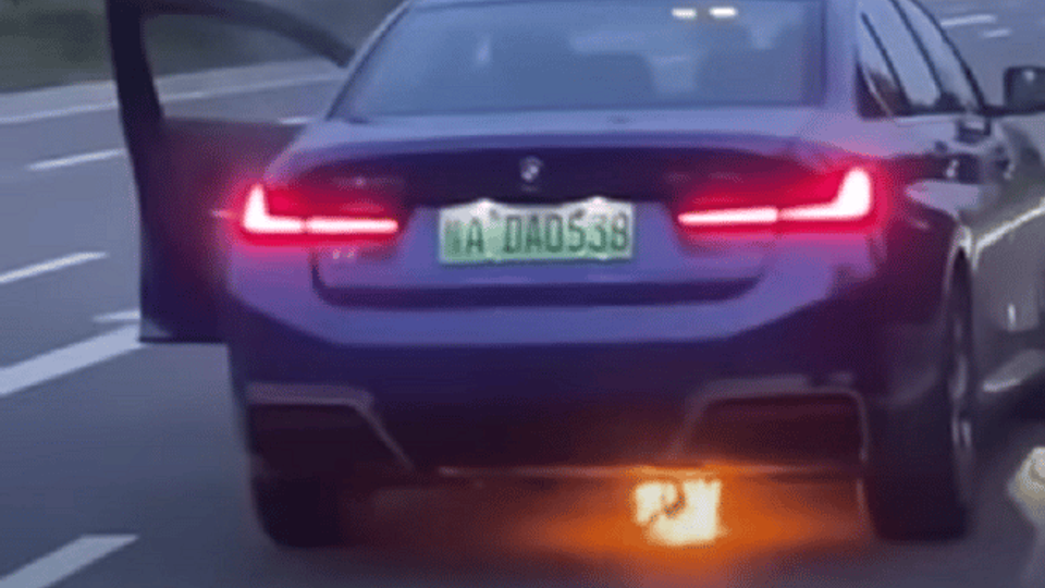 BMW i3 in fiamme