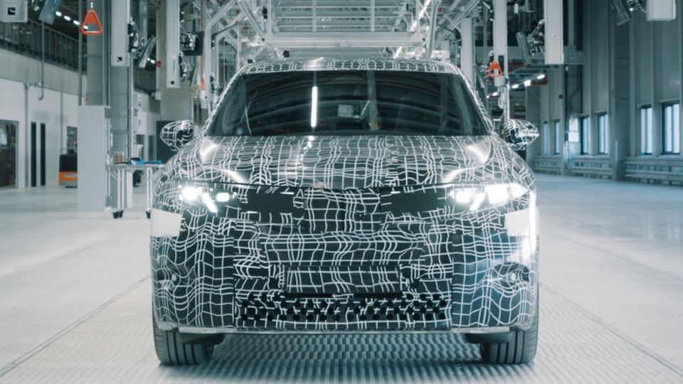 La prima Neue Klasse EV di BMW è appena uscita dalla catena di montaggio