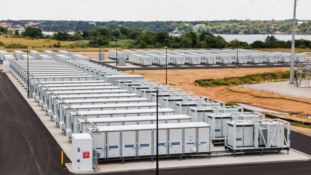 Mentre il Texas raggiunge i 45 gradi, ecco come le batterie di accumulo mantengono in funzione la rete elettrica | Elettronauti.it