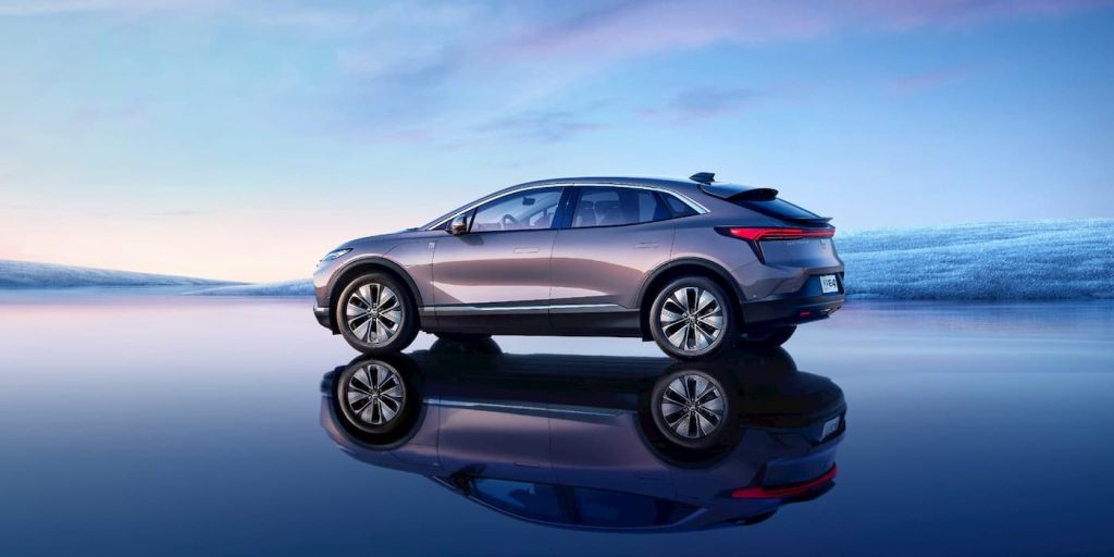 Buick svela il nuovo design e il nuovo marchio con un'elegante Wildcat EV dorata | Elettronauti.it
