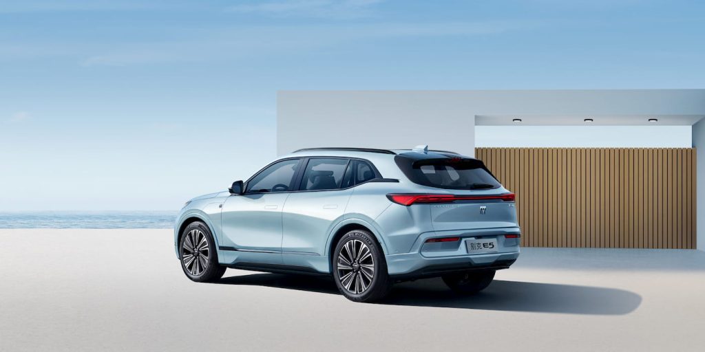 Buick svela il nuovo design e il nuovo marchio con un'elegante Wildcat EV dorata | Elettronauti.it