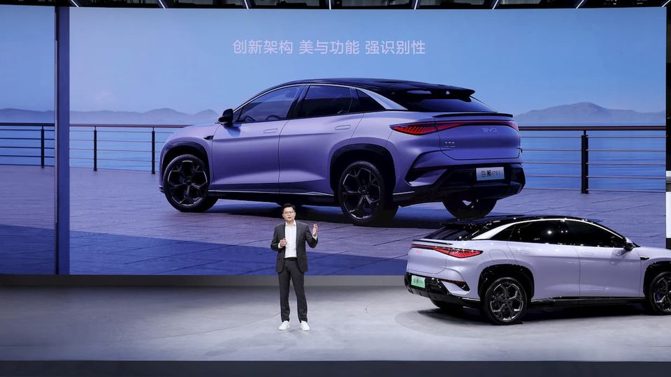 BYD presenta il lussuoso interno del SUV elettrico di medie dimensioni Sea Lion 07, destinato a rivaleggiare con la Model Y di Tesla
