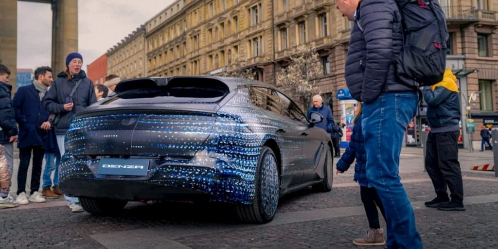 BYD e Mercedes-Benz anticipano il lancio di un nuovo veicolo elettrico di lusso co-brandizzato che arriverà quest'anno. | Elettronauti.it