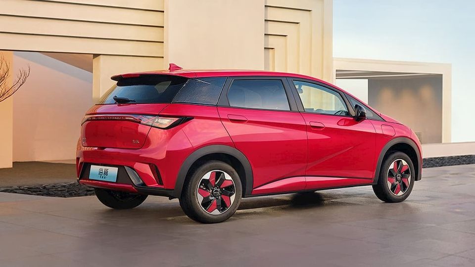BYD lancia l'auto elettrica Seagull, più economica, con un prezzo di partenza inferiore a 10.000 dollari per alimentare la guerra dei prezzi