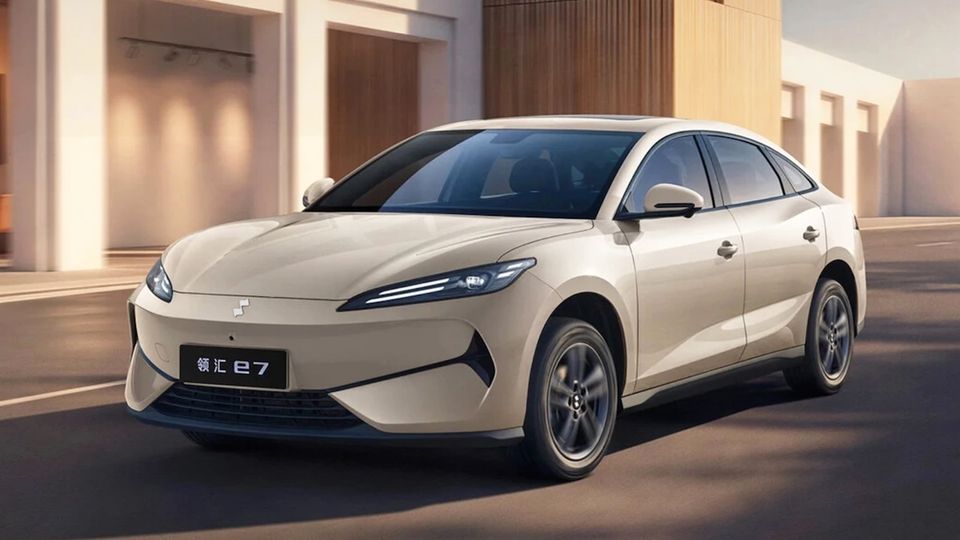 BYD Linghui e7 debutta: berlina elettrica low cost