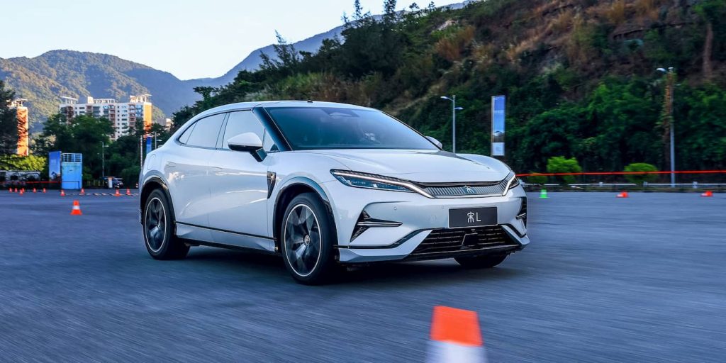 BYD lancia l'elegante SUV elettrico Song L a partire da 27.000 dollari come rivale della Tesla Model Y | Elettronauti.it