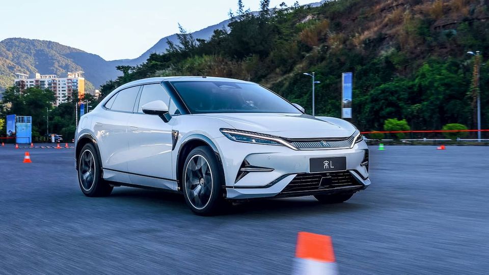 BYD lancia l'elegante SUV elettrico Song L a partire da 27.000 dollari come rivale della Tesla Model Y
