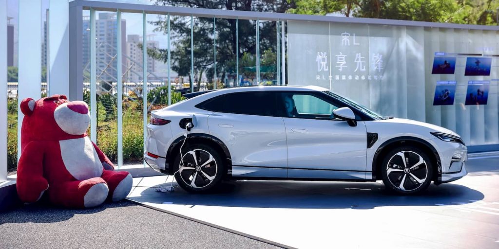 BYD lancia l'elegante SUV elettrico Song L a partire da 27.000 dollari come rivale della Tesla Model Y | Elettronauti.it