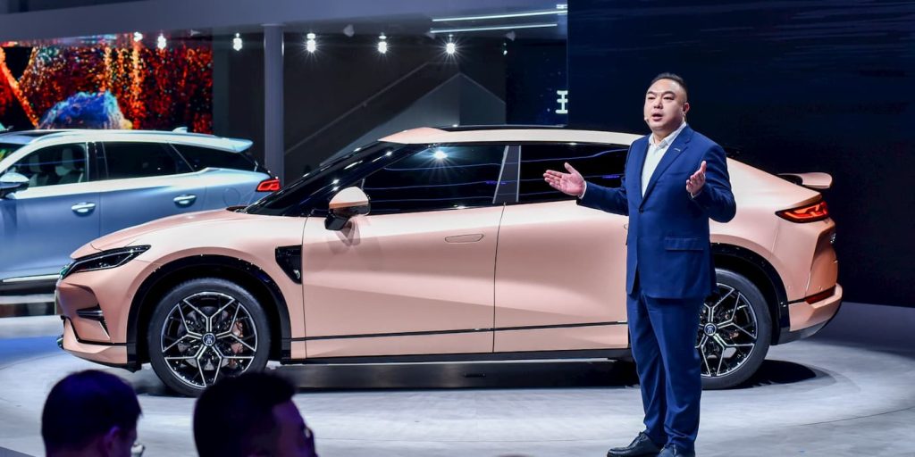 BYD lancia l'elegante SUV elettrico Song L a partire da 27.000 dollari come rivale della Tesla Model Y | Elettronauti.it
