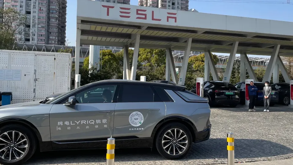 Cadillac Lyriq 2027: più Tesla Supercharger