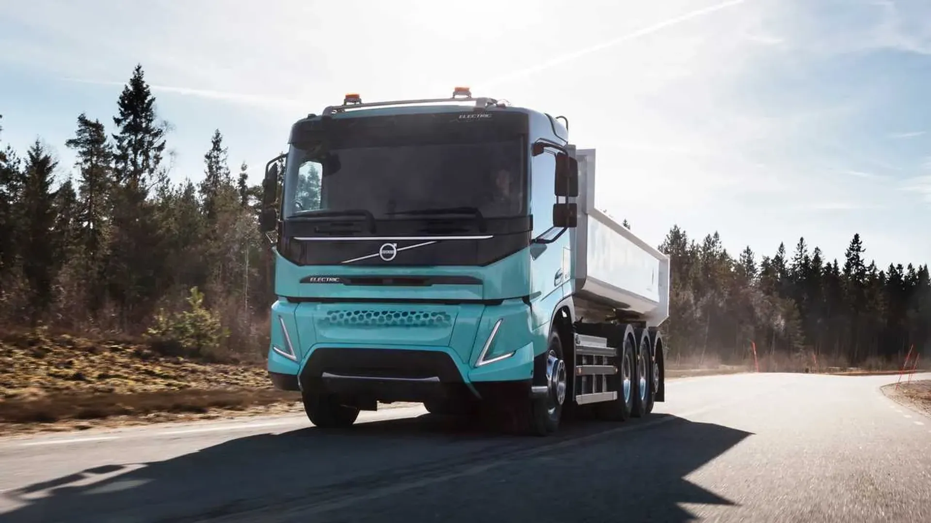 Riflessione sui camion elettrici e record per Scania