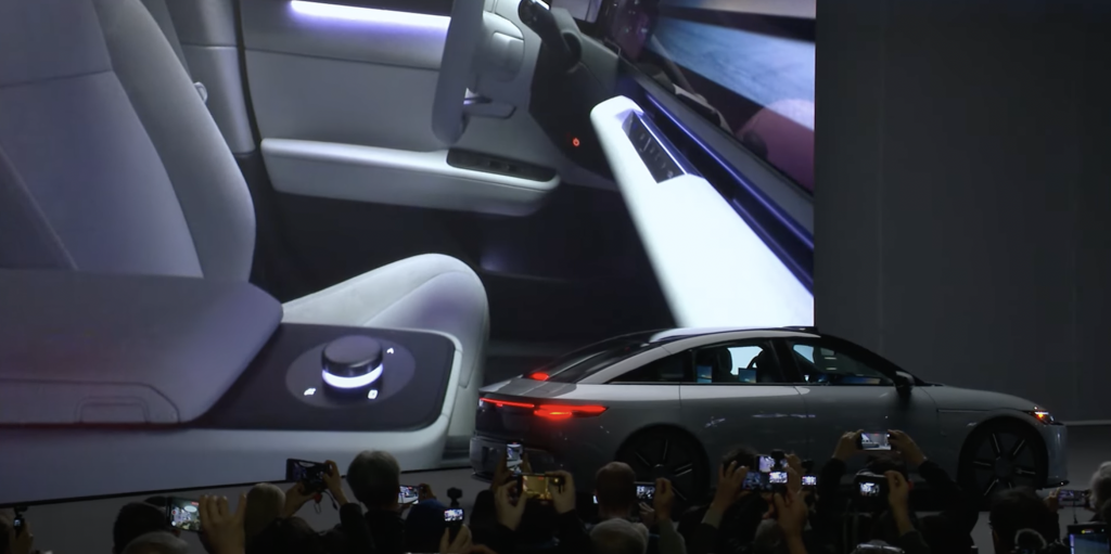 CES 2024 | Afeela evolve il suo concept. Ora si guida con un Dualsense di PlayStation 5 | Elettronauti.it
