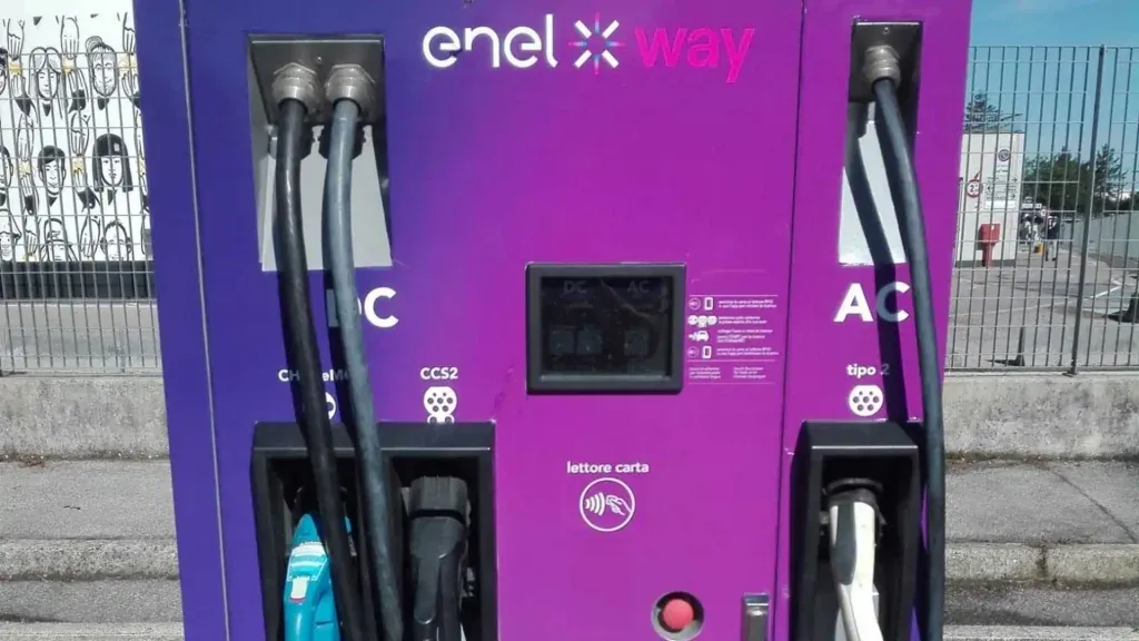 Mediaset: Colonnina Enel X Way | Elettronauti.it