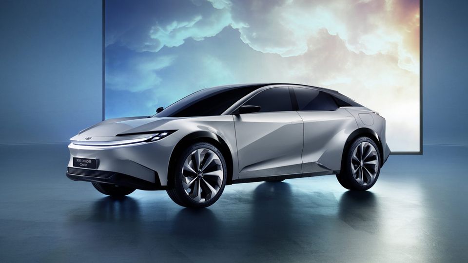 Toyota conferma lo Sport Crossover elettrico realizzato con BYD pronto nel 2025