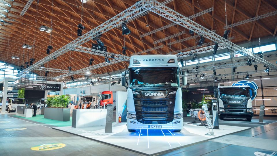Scania presenta i suoi camion elettrici ad Ecomondo 2023, una svolta significativa per la decarbonizzazione del trasporto merci.