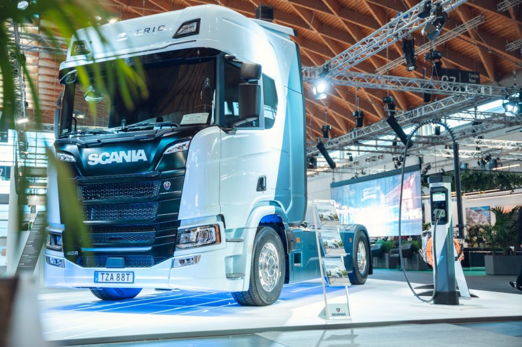 Scania presenta i suoi camion elettrici ad Ecomondo 2023, una svolta significativa per la decarbonizzazione del trasporto merci. | Elettronauti.it