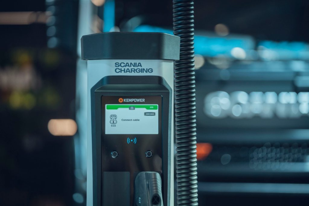 Scania presenta i suoi camion elettrici ad Ecomondo 2023, una svolta significativa per la decarbonizzazione del trasporto merci. | Elettronauti.it