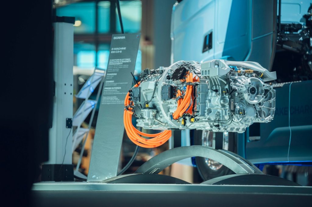 Scania presenta i suoi camion elettrici ad Ecomondo 2023, una svolta significativa per la decarbonizzazione del trasporto merci. | Elettronauti.it