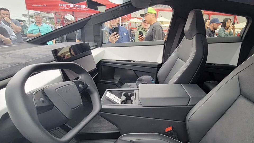 Il capo designer di Tesla porta il Cybertruck a un raduno automobilistico, ulteriori dettagli svelati.