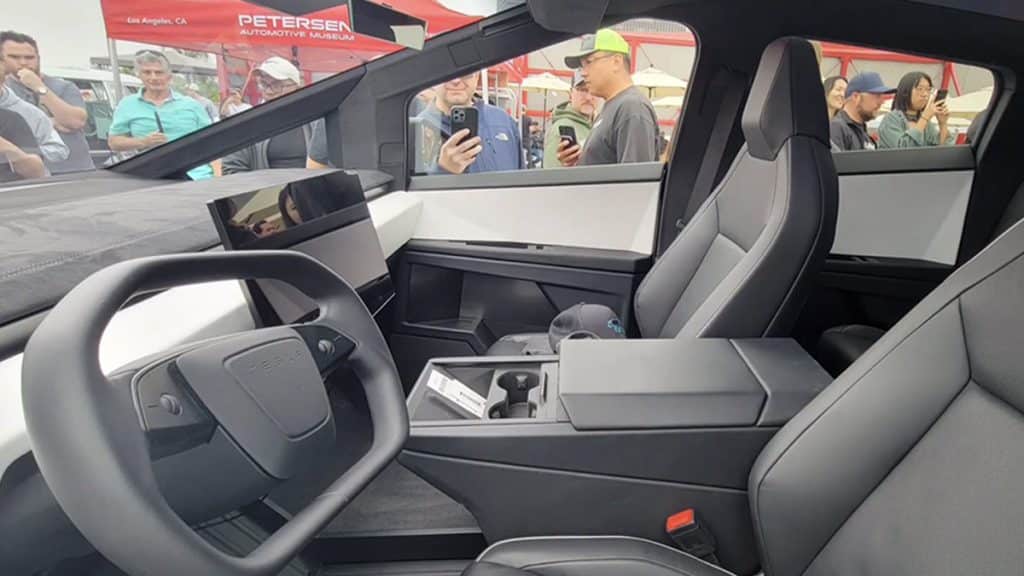 Traduzione e correzione: Il capo designer di Tesla porta il Cybertruck a un raduno automobilistico, ulteriori dettagli svelati. | Elettronauti.it
