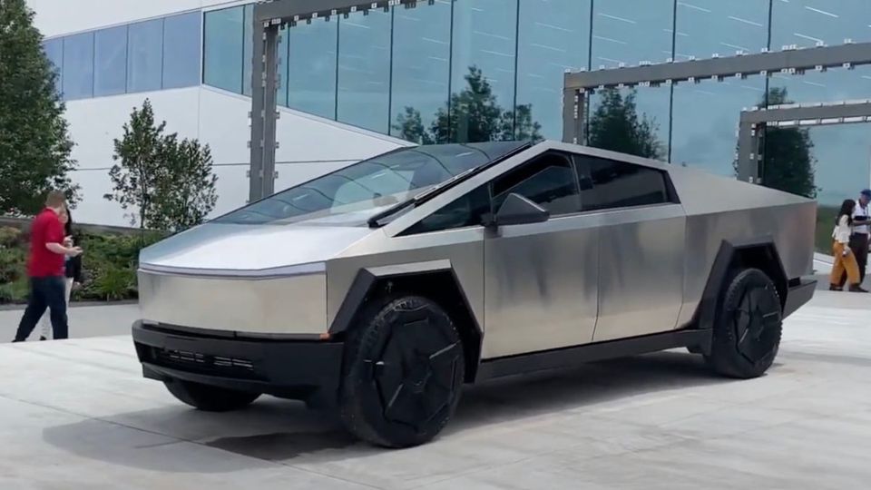 Uno sguardo ravvicinato all’ultimo prototipo di Tesla Cybertruck all’assemblea degli azionisti