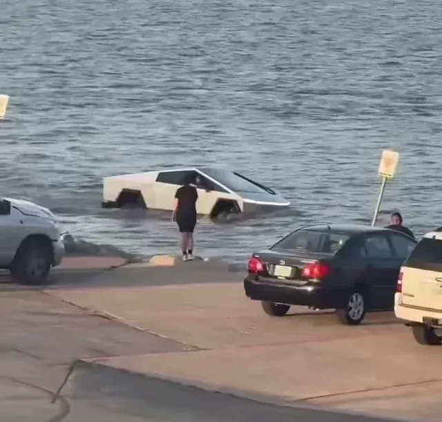 Cybertruck nel lago: ha creduto a Musk, arrestato | Elettronauti.it