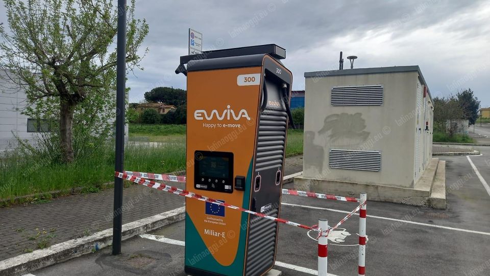 Colonnina FAST vandalizzata