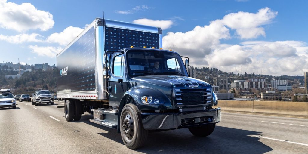 I primi due autocarri elettrici eM2 di Daimler sono ufficialmente su strada | Elettronauti.it