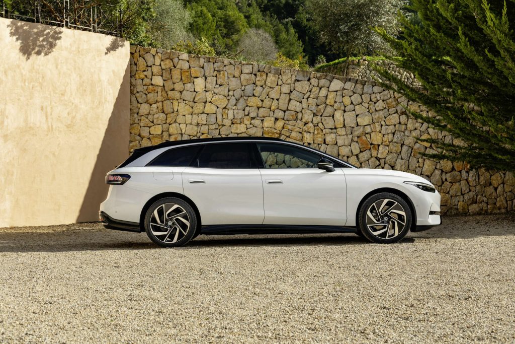 Volkswagen dà il via alle prevendite della station wagon ID.7 Tourer | Elettronauti.it