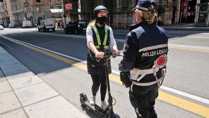 Domani entra in vigore il nuovo codice della strada. Cosa cambia per i monopattini? Ecco tutte le sanzioni! | Elettronauti.it