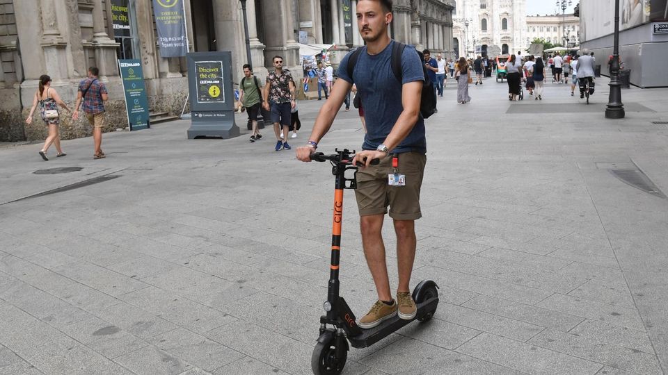 Domani entra in vigore il nuovo codice della strada. Cosa cambia per i monopattini? Ecco tutte le sanzioni!