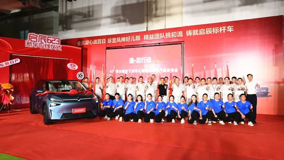 Il SUV compatto puramente elettrico Venucia VX6 di Dongfeng Nissan esce dalla linea di produzione