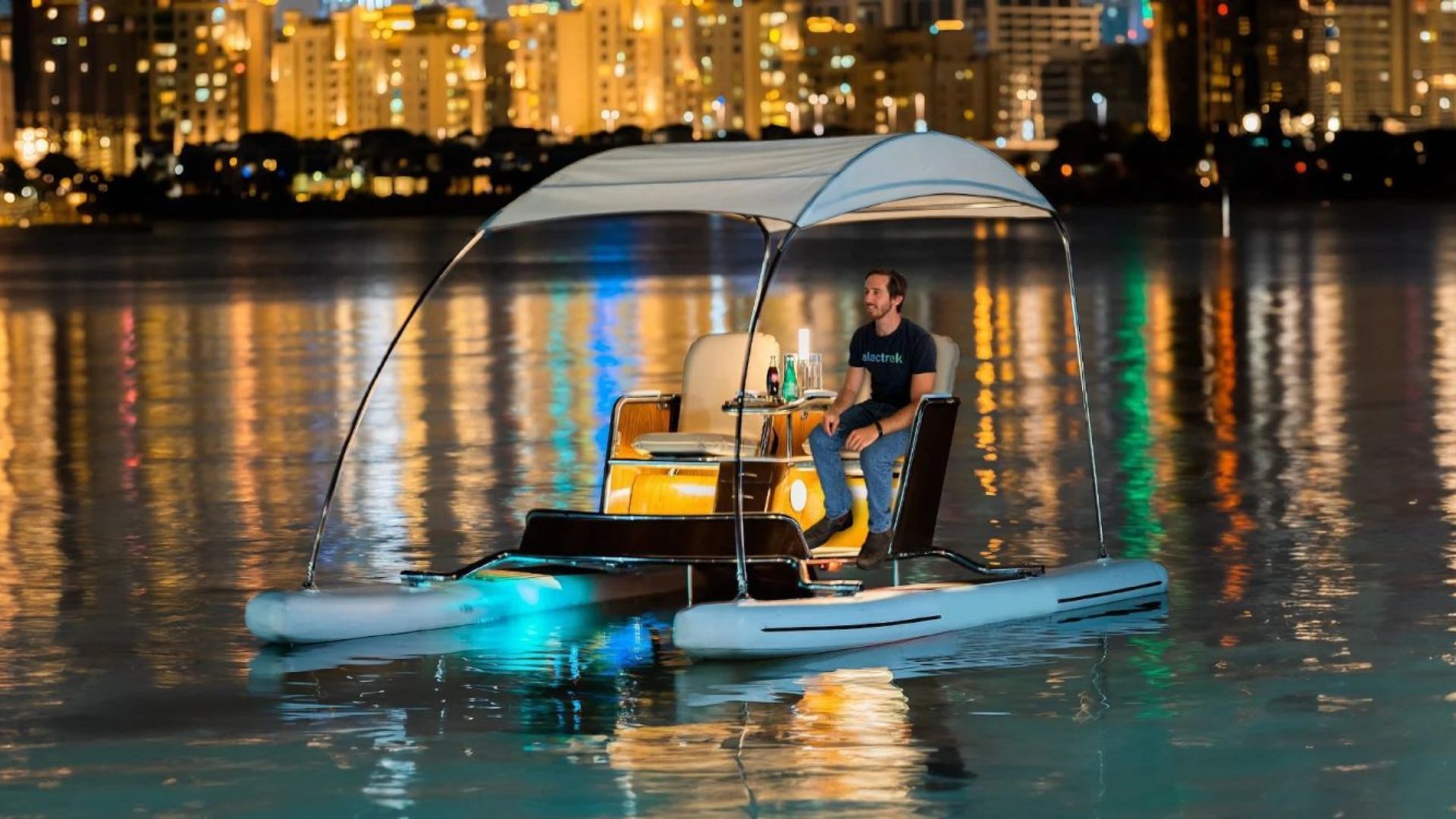 Un catamarano elettrico di lusso a due posti, proveniente dalla Cina, sorprendentemente conveniente