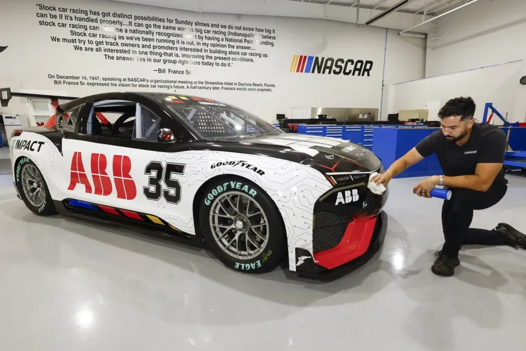 Il primo prototipo ABB NASCAR EV al Chicago Street Race | Elettronauti.it