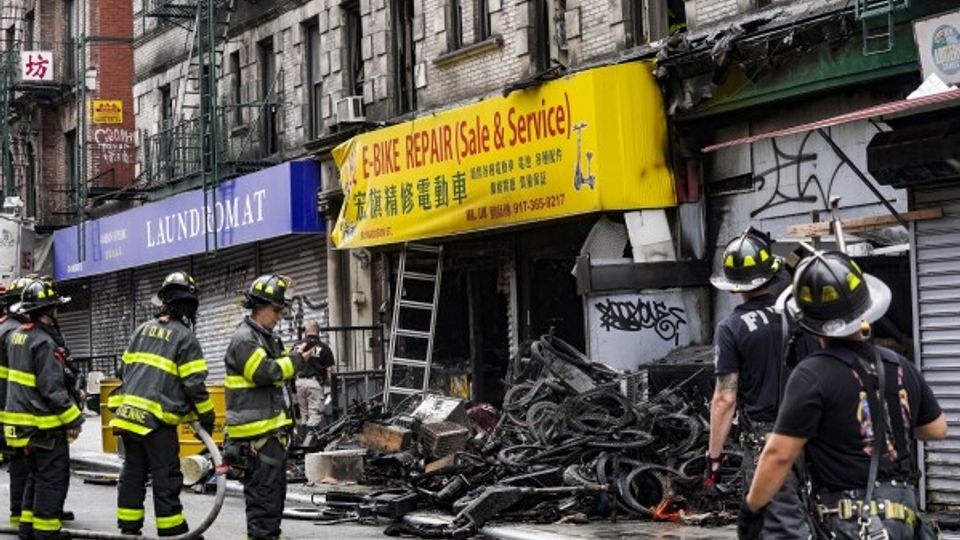 Incendio negozio e-bike New York
