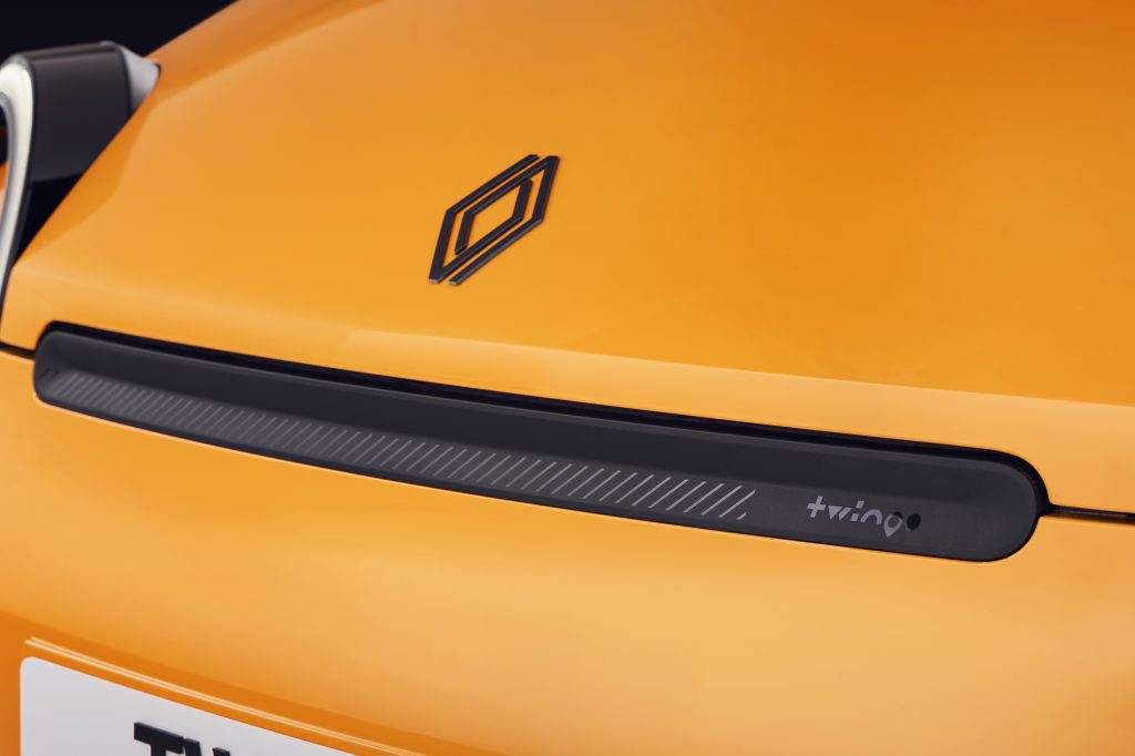 renault twingo - techno jaune mango - particolare cofano | Elettronauti.it