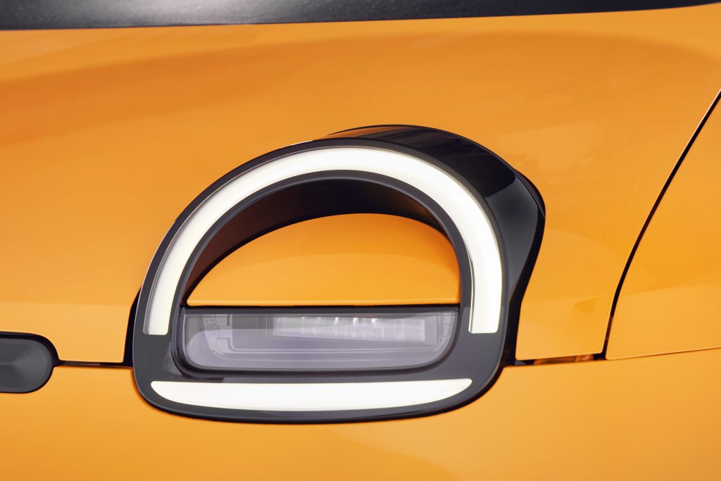 renault twingo - techno jaune mango - particolare faro | Elettronauti.it