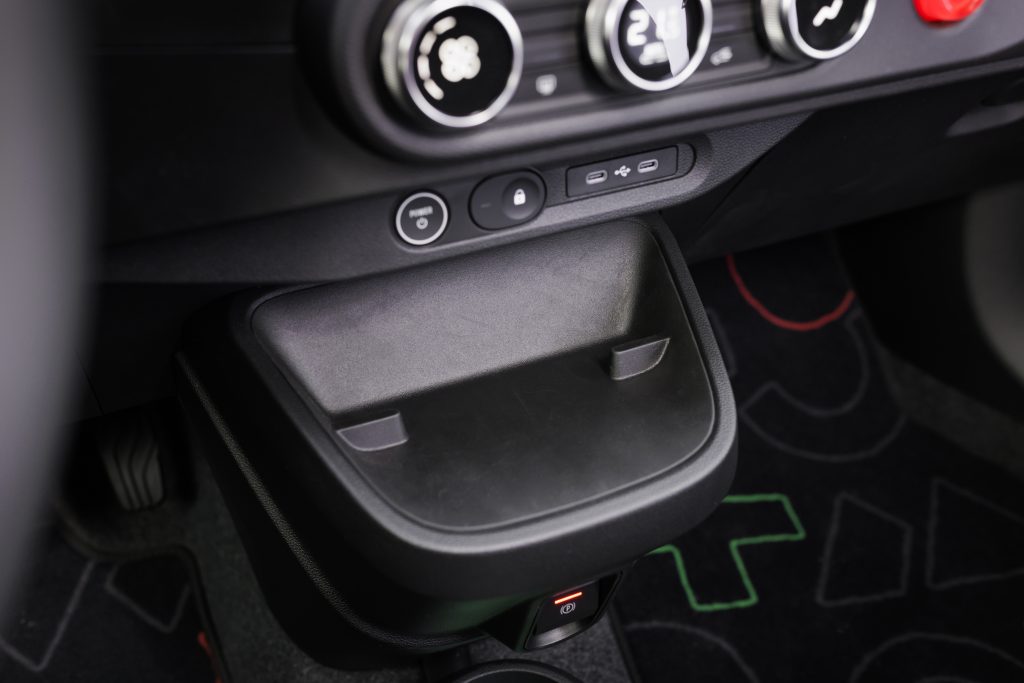 renault twingo - techno jaune mango - interni | Elettronauti.it