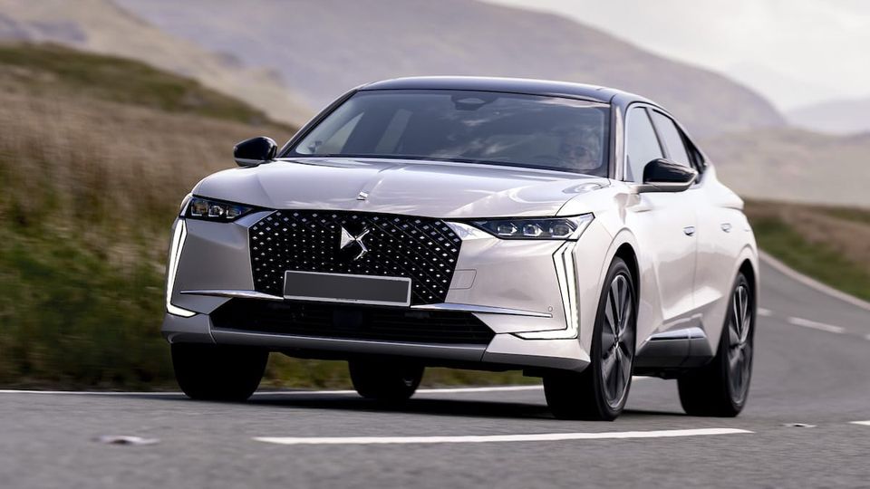DS N°4 E-TENSE: la nuova berlina elettrica compatta da 450 km di autonomia