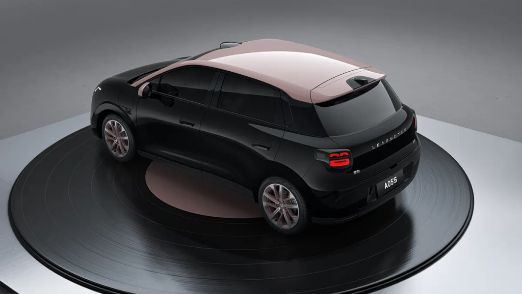 Leapmotor A05S: interni svelati in anteprima | Elettronauti.it