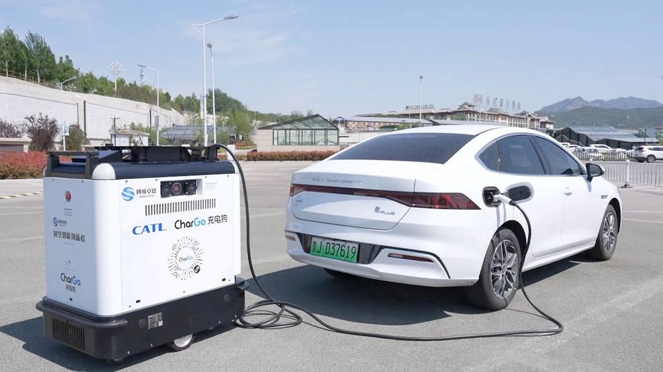 obot ricarica mobili: la svolta per i parcheggi in Cina