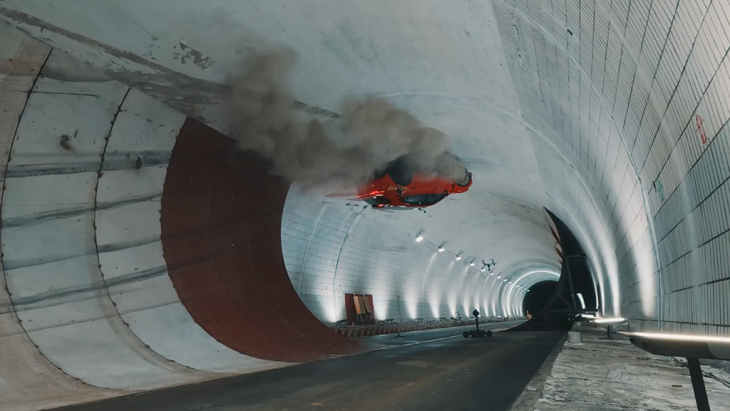 Voyah Passion S: loop nel tunnel come Schumacher | Elettronauti.it